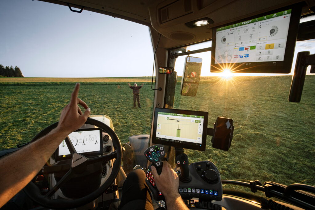 Fendt 300 vario gen 5 widok ze środka podczas prac na łące