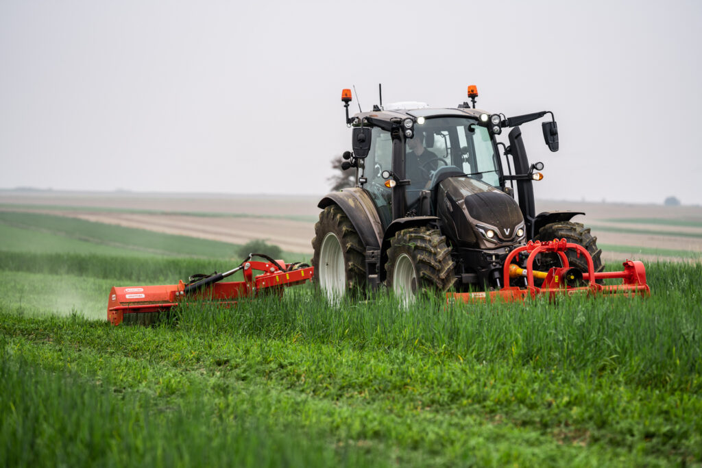 Valtra serii G praca na łące